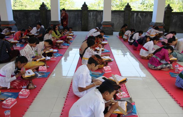 Disbud Badung Gelar Pelatihan Nyurat Lontar di SMPN 2 Petang