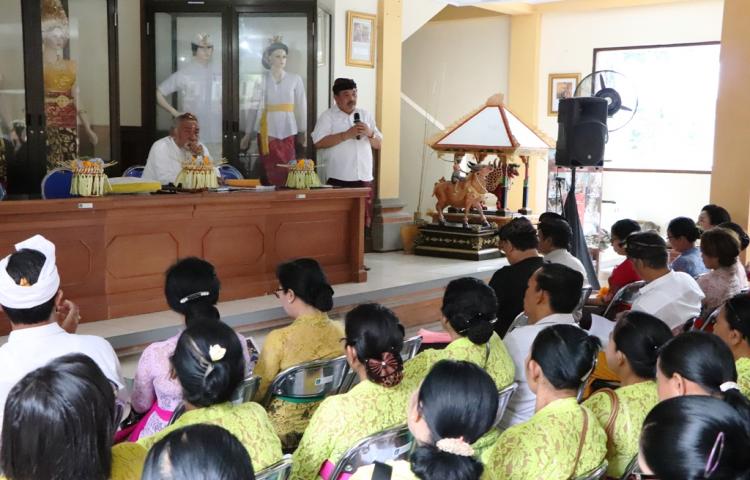 Disbud. Badung Selenggarakan Seminar Sarana Upakara