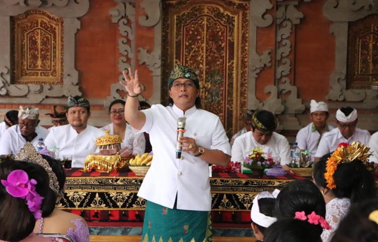 Dukung Karya Pitra Yadnya Br. Adat Bangkiangsidem Penarungan Mengwi  Bupati. Giri Prasta Serahkan Bantuan Rp. 300 juta.