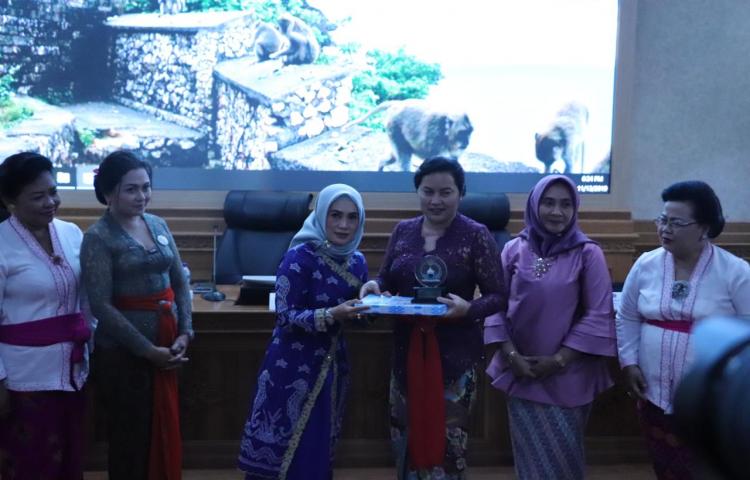 GOW Tanah Bumbu Kalimantan Selatan dan DWP Kota Tangerang Selatan Kunjungi Badung.