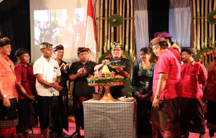 Hadiri HUT ST. Dharma Tunggal ke-48  Bupati Serahkan Seperangkat Gambelan Beleganjur