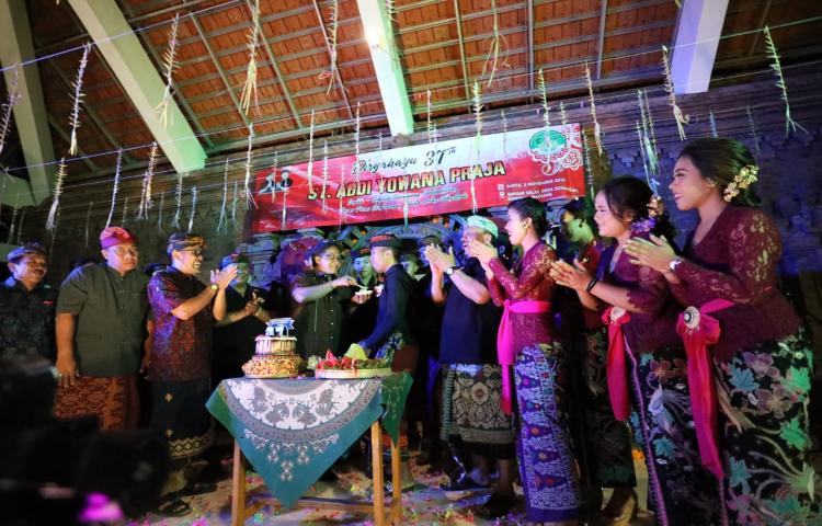 Hadiri HUT ke-37 ST. Abdi Yowana Praja, Br. Selat, Sobangan  Bupati : Tiga Pilar di Banjar Harus Bersatu