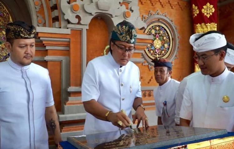Hadiri Karya Mamungkah Balai Banjar Batuculung dan Pura Begawan Penyarikan Br. Batuculung  Bupati Giri Prasta Serahkan Hibah Rp 400 Juta