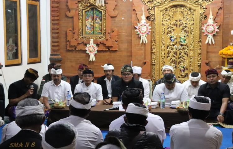 Hadiri Karya Pitra Yadnya di Banjar Tinggan  Bupati Bantu Rp. 700 Juta