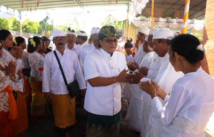 Hadiri Karya di Banjar Kwanji Kelod Sempidi  Bupati : Pemerintah Hadir Untuk Meringankan Beban Masyarakat