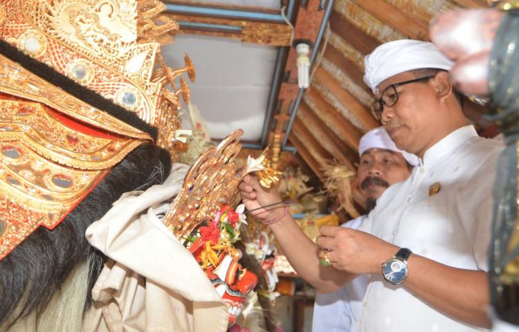 Hadiri Melaspas Petapakan di Pura Gede Kedampal