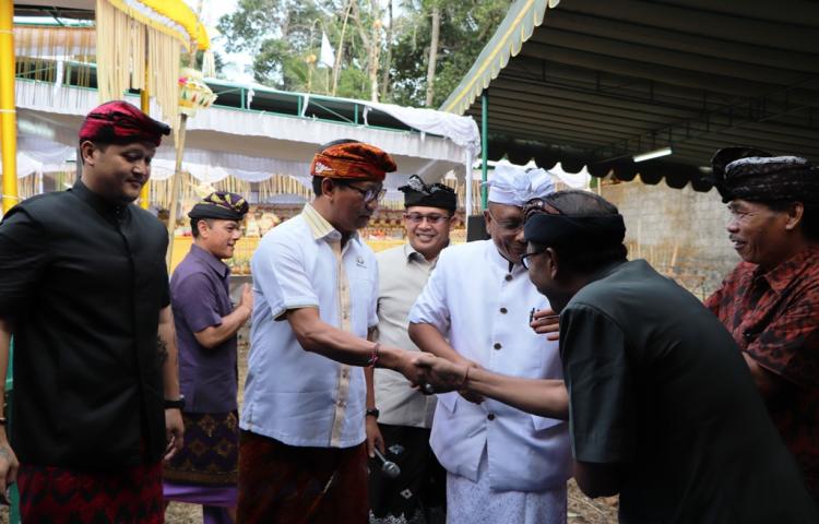 Hadiri Nyekah Massal Desa Adat Sembung