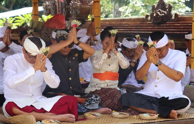 Hadiri Pemelaspasan Pelinggih Pura Puseh dan Pura Desa Desa Adat Carangsari