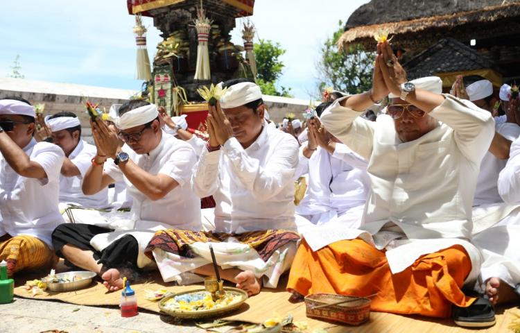 Hadiri Puncak Karya Pura Uluwatu, Wabup Suiasa Dukung Langkah Pengurangan Kantong Plastik