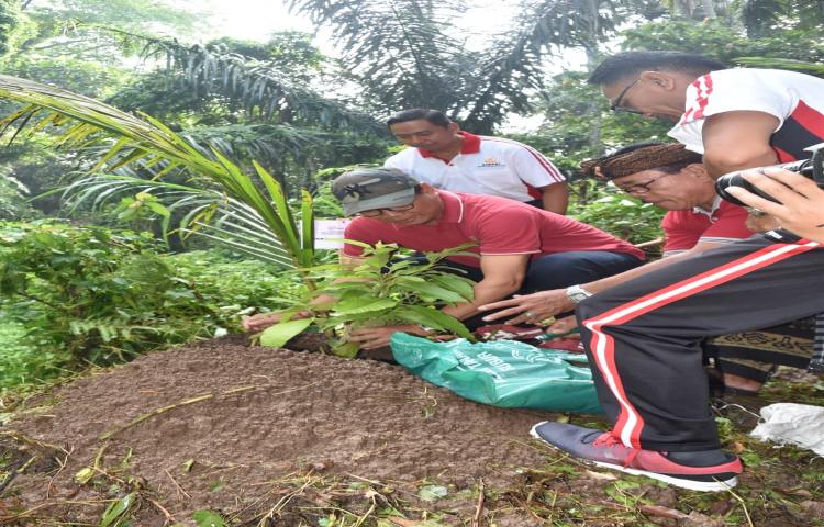 Hijaukan Daerah Hulu dan Aliran Sungai  Wabup Suiasa Tanam Pohon di Werdhi Bhuana.