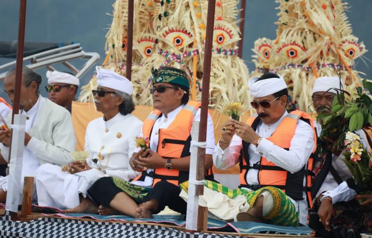 Ida Bhatara Pucak Mangu Melasti ke Pura Ulun Danu Beratan