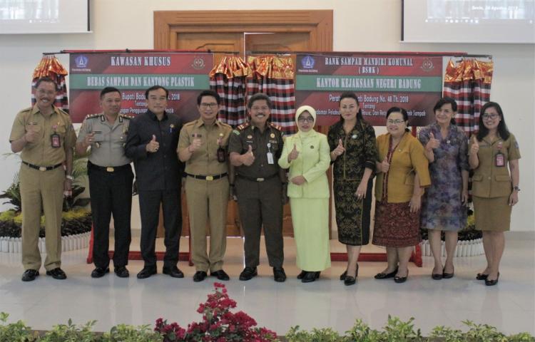 Kantor Kejari Badung Role Model Nasional Pengurangan Sampah.  Sekda resmikan kawasan khusus bebas sampah & kantong plastik serta Bank Sampah.