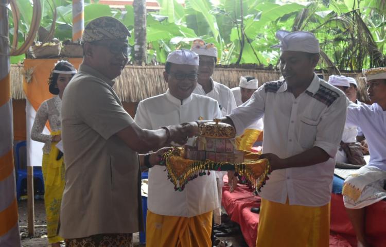 Karya Tawur Balik Sumpah di Pura Penataran Bukit Bongkasa  Wabup Suiasa serahkan Hibah 1,5 M