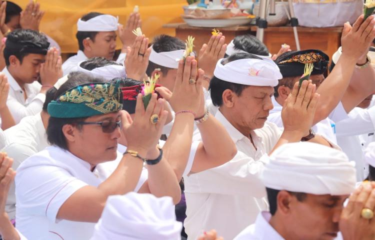 Karya di Pura Pucak Pemarisuda dan Pura Subak Desa Adat Tiyingan Plaga