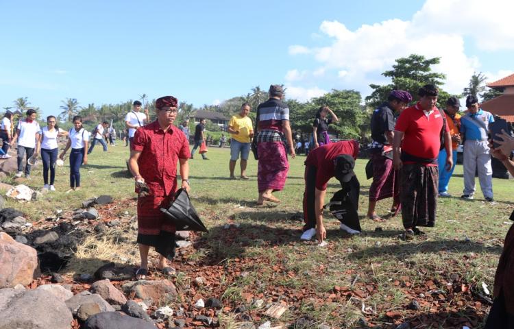 Kersos Universitas Dwijendra di Cemagi  Wabup Suiasa Ajak Elemen Masyarakat Perangi Sampah Plastik