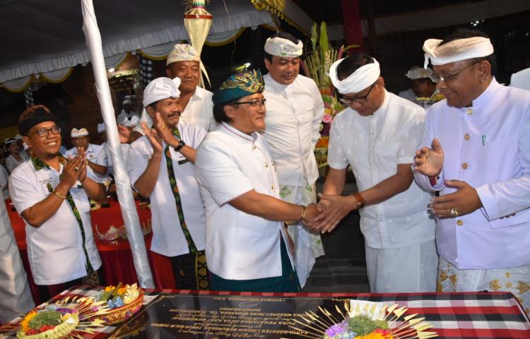 Kompak Hadiri Karya di Pura Penataran Desa Adat Mengwitani  Bupati Bantu Dana Upacara 1,5 M