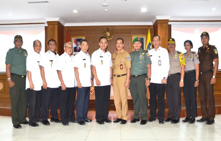 Kunja Tim Sekretariat Jendral Dewan Ketahanan Nasional  Penguatan Budaya Lokal Bali Untuk ke ajegan Bali