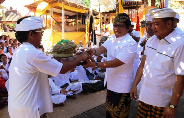 Ngatep Karya Padudusan Alit Pura Dalem Batubelig Kerobokan Bupati Serahkan Dana Aci Rp. 500 Juta