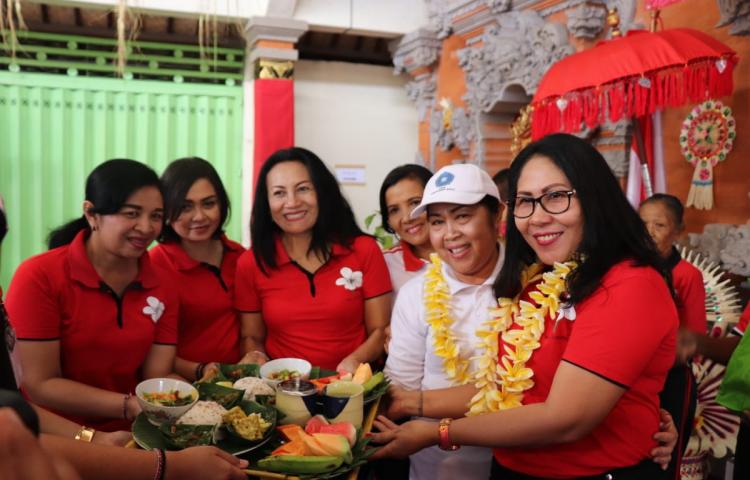 Ny. Kristiani Suiasa Terima Kunjungan TP PKK Provinsi Bali di Desa Carangsari