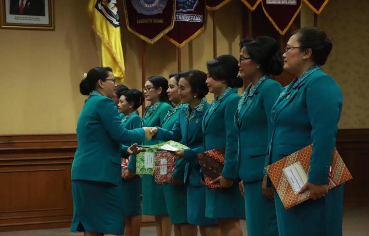 Ny. Seniasih Giri Prasta Lantik Lima Ketua TP PKK Kecamatan
