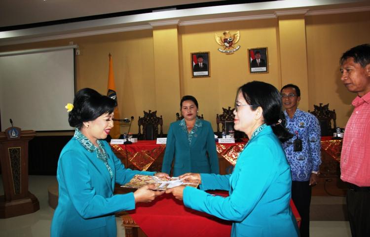 Ny. Seniasih Giri Prasta Melantik Ketua TP. PKK Kecamatan Petang