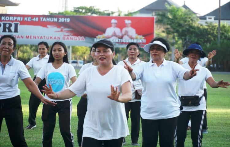 Ny. Seniasih Giri Prasta Pimpin Senam Massal Semarakkan Hari Ibu