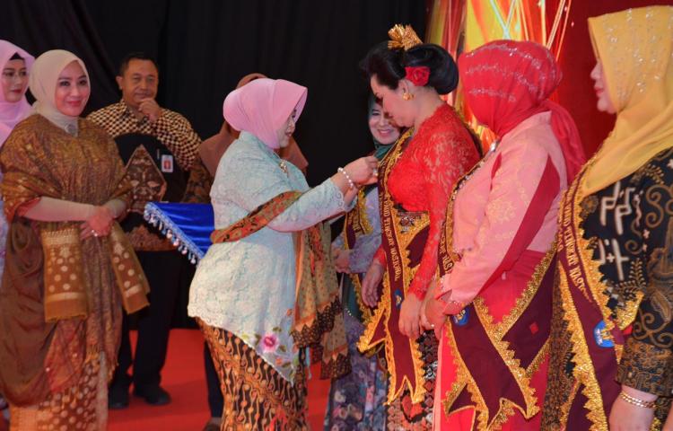 Ny. Seniasih Giri Prasta Raih Penghargaan Bunda Paud Berprestasi Tingkat Nasional Tahun 2019