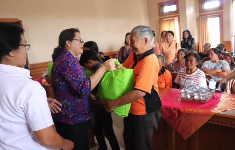 Ny Seniasih Giri Prasta Serahkan Sembako di Kecamatan Petang