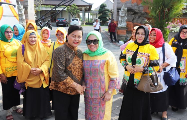 Ny. Seniasih Giri Prasta Terima Kunjungan PKK Konawe Selatan, Sulawesi Tenggara