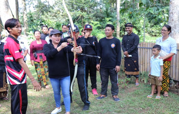 Ny.Seniasih Giri Prasta Hadiri Penutupan Training Camp Atlet Muda Panahan Badung