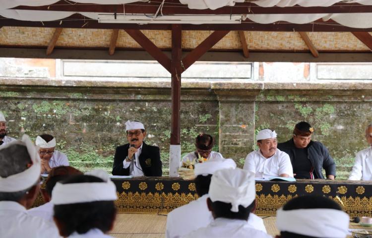 Paruman Piodalan di Pura Penataran Agung Pucak Mangu