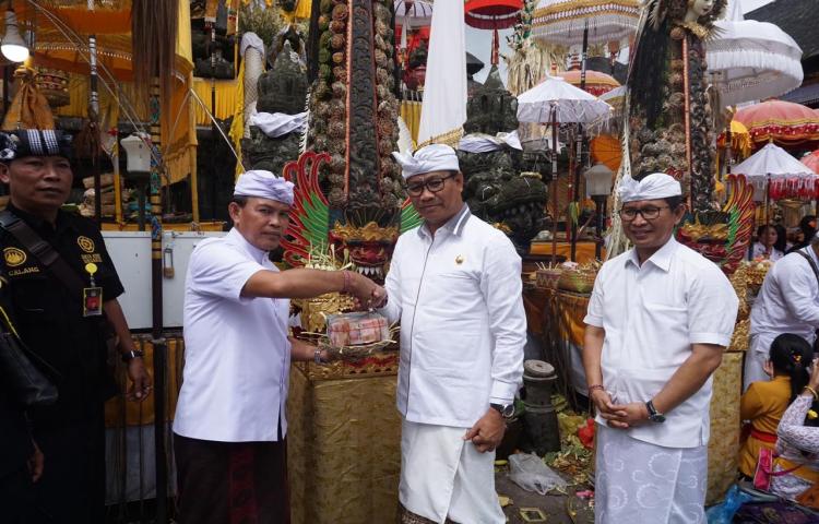 Pemkab. Badung Bhakti Penganyaran di Pura Penataran Agung Besakih