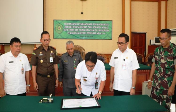 Pemkab. Badung dan Pemkot Denpasar Tandatangani Piagam Pencanangan Pembangunan Zona Integritas
