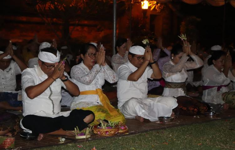 Persembahyangan Kuningan dan Siwaratri di Pura Lingga Bhuwana, Puspem Badung