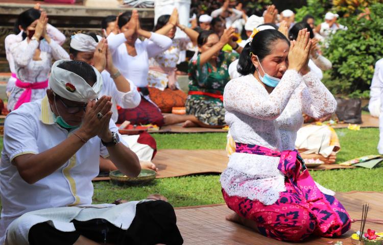Persembahyangan Purnama Kedasa di Pura Lingga Bhuwana Puspem Badung