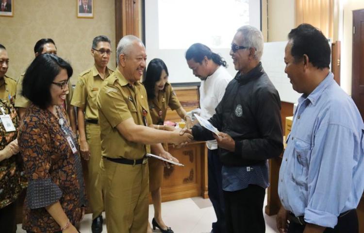 Plt. Kadis Perikanan Badung I Made Badra Terima Kartu Kusuka dari Kementrian KP  Dukung Ketersediaan Pangan Ikan