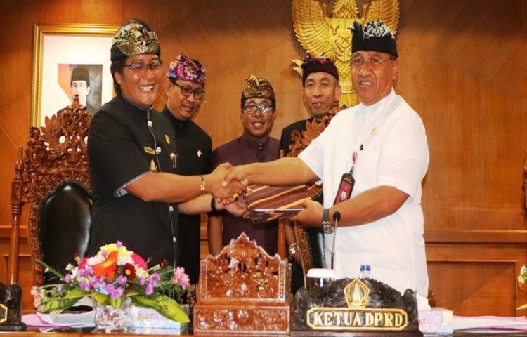 Rapat Paripurna DPRD Badung  Bupati Giri Prasta Sampaikan LKPJ 2018