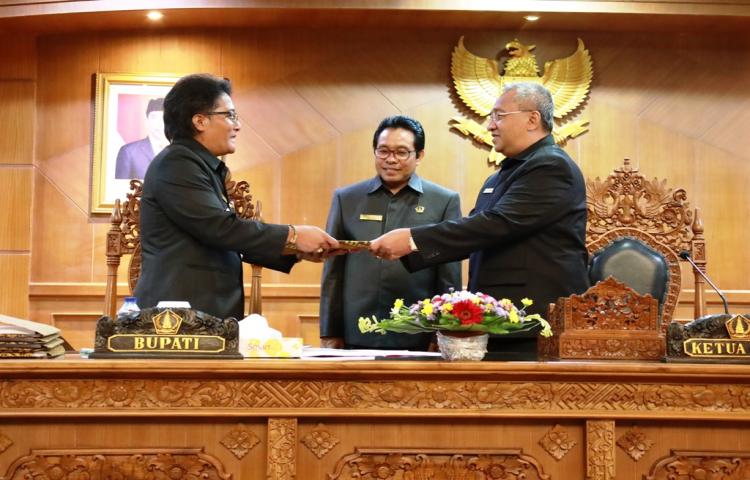 Rapat Paripurna DPRD Badung Masa Persidangan Ketiga 2019  Bupati Sampaikan Penjelasan Enam Ranperda