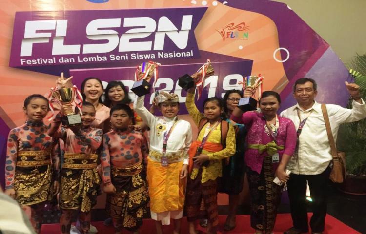 SMPN 3 Mengwi dan SD No. 3 Legian  Sebagai juara 1 FLS2N tingkat nasional