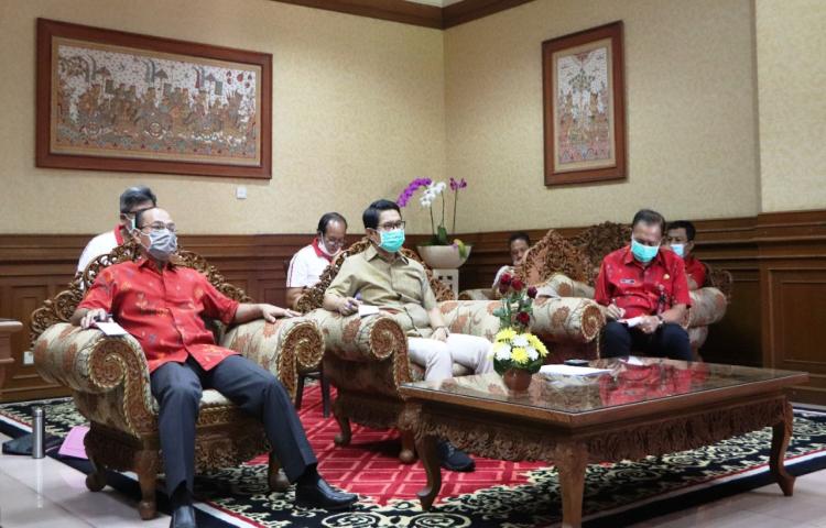 Sekda Adi Arnawa Dengarkan Arahan Mendagri Melalui Video Conference