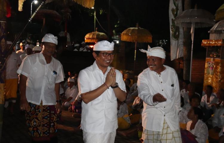 Sekda Adi Arnawa Hadiri Piodalan di Pura Prajapati Ketogan