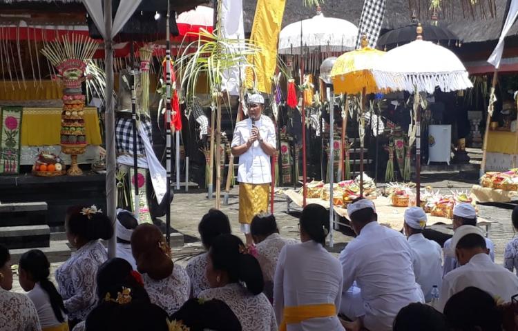 Sekda Adi Arnawa Hadiri Pujawali di Pura Ulun Swi Jimbaran