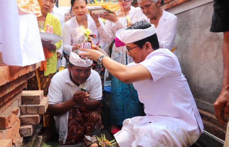 Sekda Adi Arnawa Mendem Pedagingan di Pura Segara, Gerih