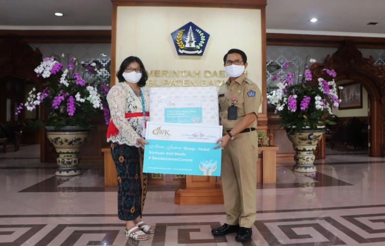 Sekda Adi Arnawa Terima 1000 PCS Masker Kain dari GWK Cultural Park