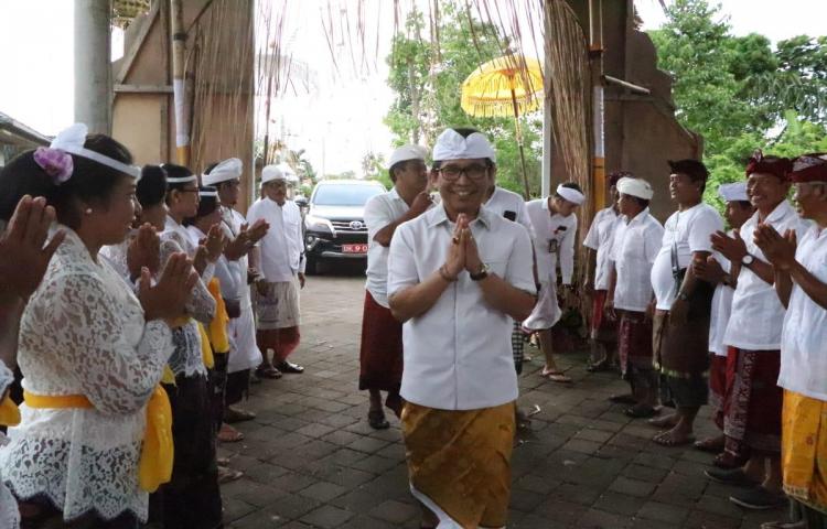 Sekda Badung Adi Arnawa Hadiri Karya Ngenteg Linggih Pura Desa dan Puseh, Banjar Kurubaya, Desa Perang Lukluk  Serahkan Hibah Bupati Badung Rp. 500 juta