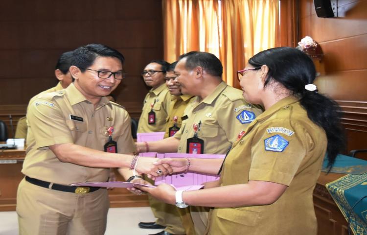 Sekda Badung Serahkan SK Pengangkatan 8 Kepsek SD