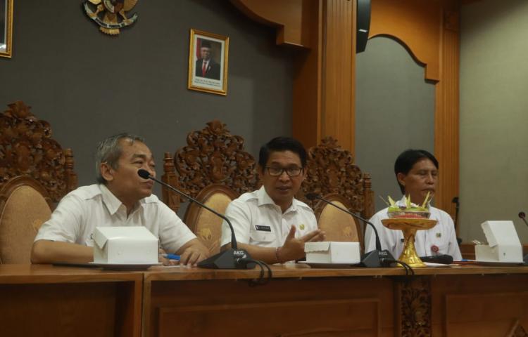 Sekda Instruksikan OPD Tingkatkan Koordinasi Penanganan Kasus Babi Mati di Badung