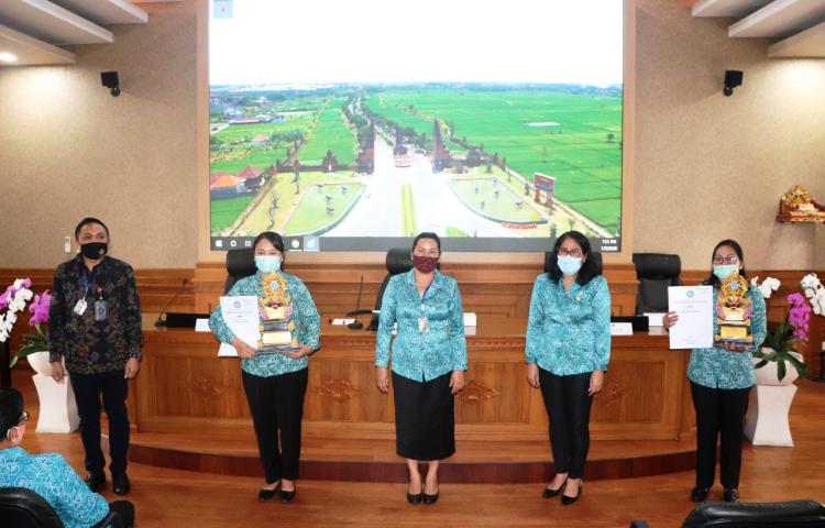 Serahkan Piala Kepada Pemenang Lomba PKK KKBPK Kesehatan Tingkat Provinsi Bali