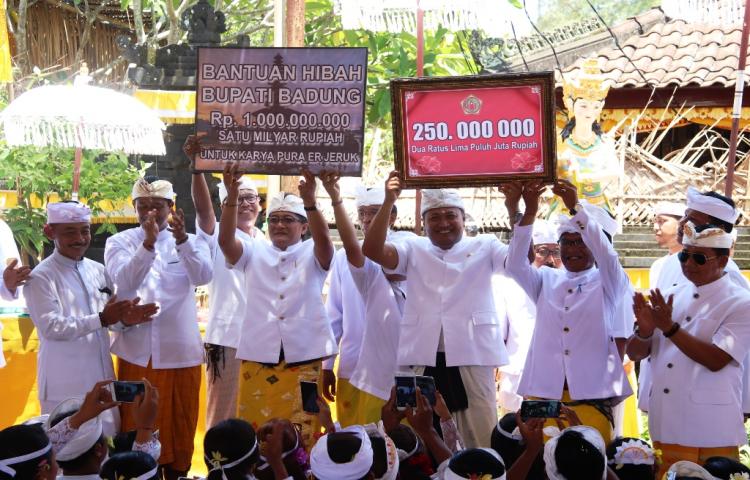 Serangkaian Karya di Pura Er Jeruk, Bupati Giri Prasta Serahkan Bantuan Hibah Rp 1 Miliar