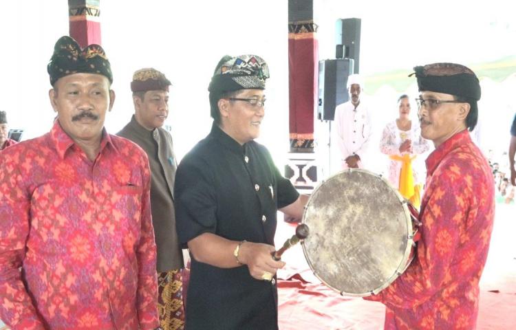 Simakrama Bupati dengan Masyarakat Gulingan Serahkan Sertifikat PTSL dan Hibah